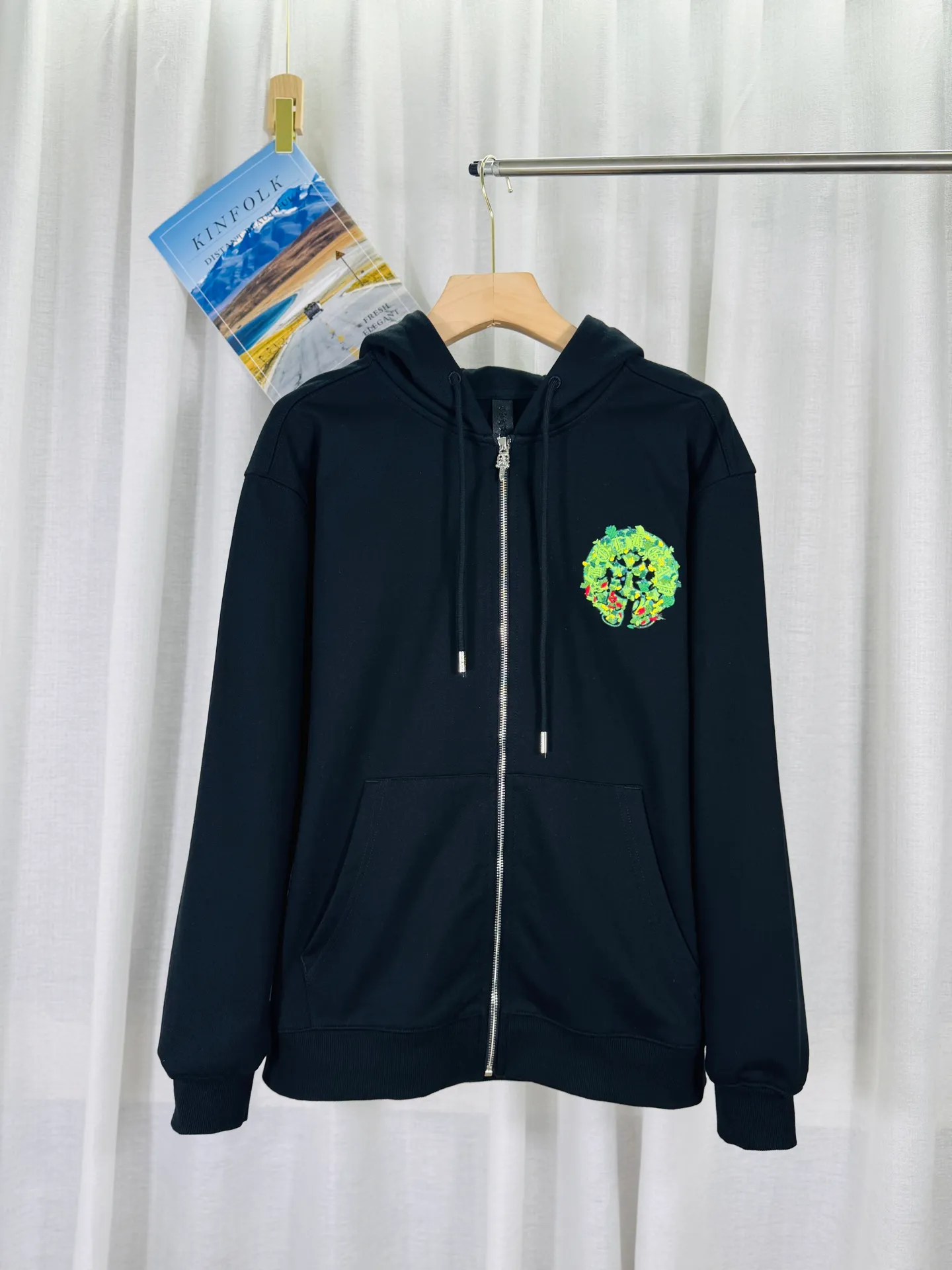 P350 top version, real shot without P, ​​different from market currency) 𝗖𝗵𝗿𝗼𝗺𝗲 𝗛𝗲𝗮𝗿𝘁𝘀/Cro Heart 2025 washed and burned flower patch embroidered autumn and winter new original single counter American 3D three-dimensional jungle embroidered couple casual cardigan sweatshirt 👑The highest version! Customized fabric 480g tripe terry fabric! American acid-washed and distressed original fabric, laser burnt flowers + jungle embroidery, exquisite embroidery of letters! The best-selling model in the counter, very comfortable to wear. Accessories: original molded and authenticated collar label➕100% silk wash label. Genuine purchase-grade original hangtag➕matching hanging rope➕3D hanging beads➕original packaging bag. Craftsmanship: The original version has consistent wiring! The highest version of the armhole matching technique! Color: Black Apricot Size: S M L XL Style Number: 25-358